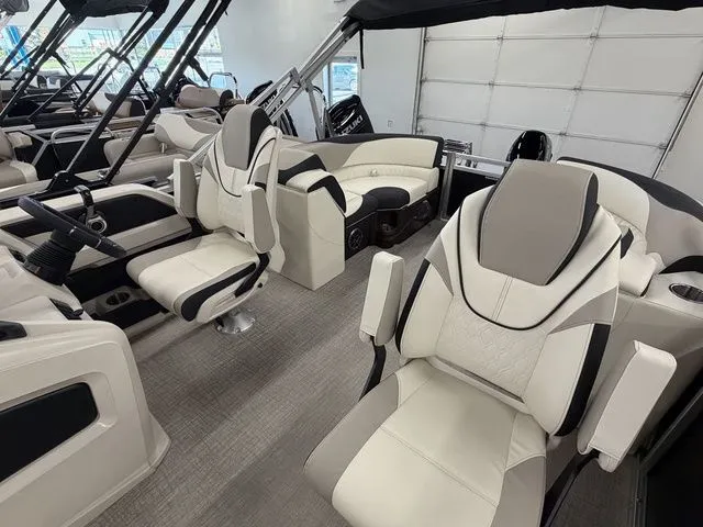 Slide: The Image of Tahoe LTZ 2185 QL 2025 - 9