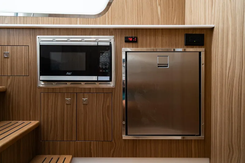 Slide: The Image of Cruisers Yachts 50 GLS 2024 - 34