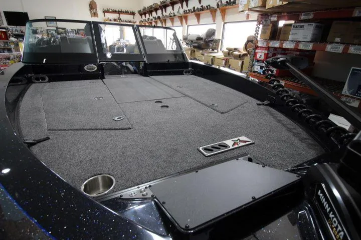 Slide: The Image of 2025 Vexus DVX22S boat interior with spacious deck and modern features. - 10