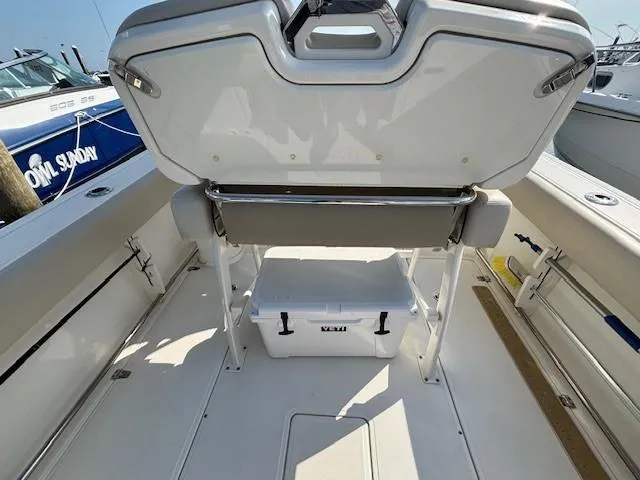 Slide: The Image of Boston Whaler 230 Outrage 2021 - 10