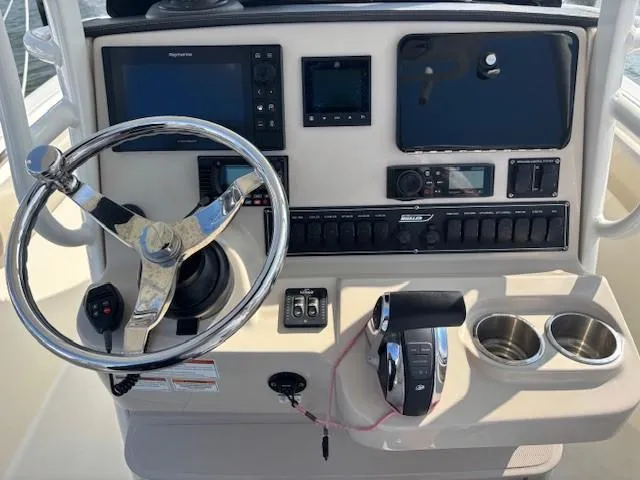 Slide: The Image of Boston Whaler 230 Outrage 2021 - 7