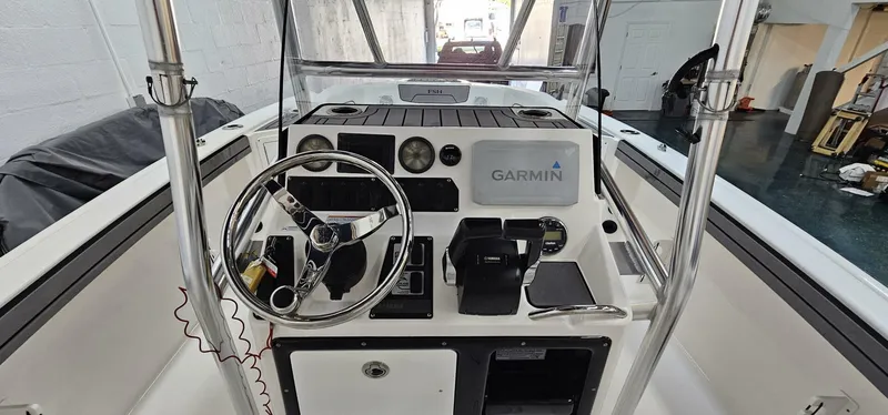 Slide: The Image of 2018 Yamaha Boats 210 FSH Deluxe dashboard with Garmin navigation system. - 28