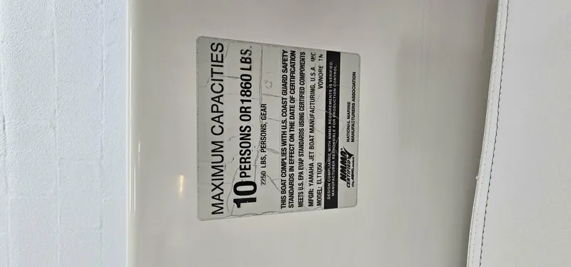Slide: The Image of Capacity label on 2018 Yamaha Boats 210 FSH Deluxe, max 10 persons or 1860 lbs. - 34
