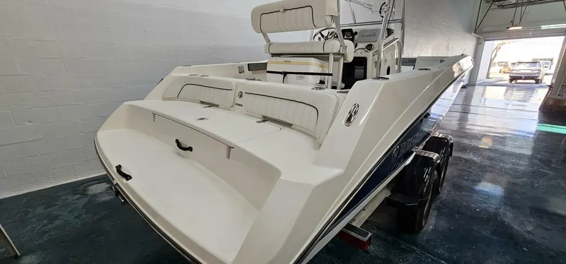 Slide: The Image of 2018 Yamaha Boats 210 FSH Deluxe in a garage, rear view. - 4
