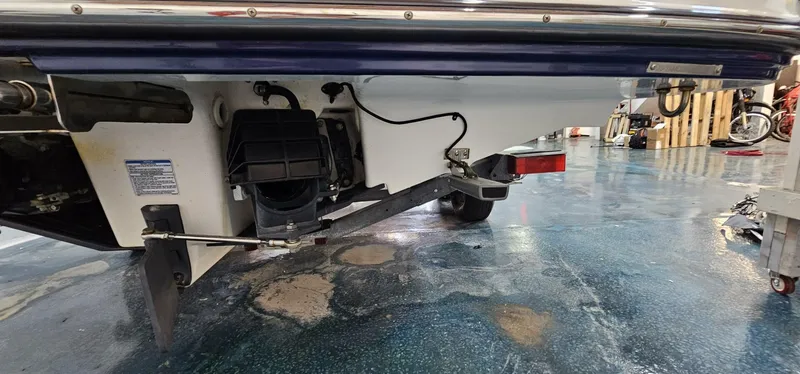 Slide: The Image of 2018 Yamaha Boats 210 FSH Deluxe, rear view in a showroom setting. - 41