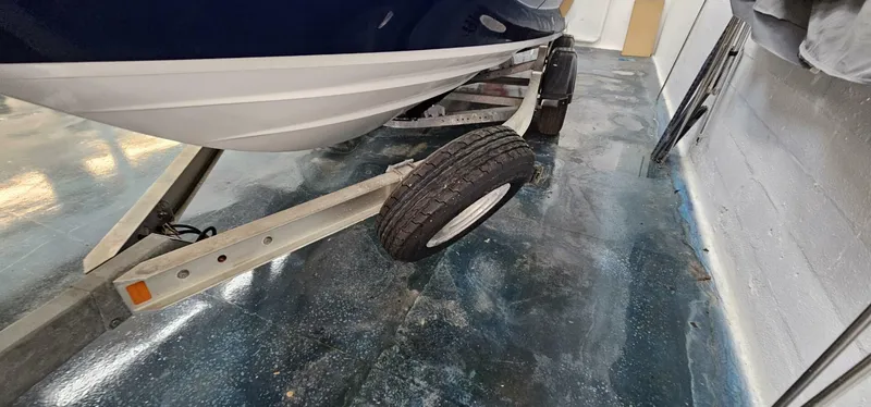 Slide: The Image of 2018 Yamaha Boats 210 FSH Deluxe on trailer in garage. - 45