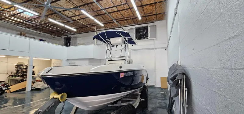 Slide: The Image of 2018 Yamaha Boats 210 FSH Deluxe in a warehouse setting. - 6