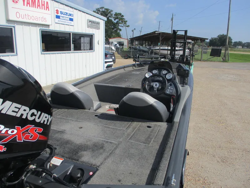 Slide: The Image of 2014 Bass Tracker PRO TEAM 190 boat with Mercury Pro XS engine at dealership. - 12