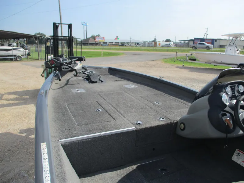 Slide: The Image of 2014 Bass Tracker PRO TEAM 190 boat interior with steering console and spacious deck. - 4
