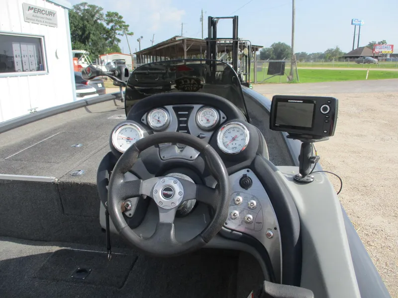 Slide: The Image of 2014 Bass Tracker PRO TEAM 190 boat dashboard with steering wheel and gauges. - 9