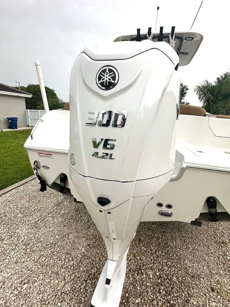 Slide: The Image of 2022 Sea Hunt Ultra 255 SE with Yamaha 300 V6 4.2L outboard engine. - 25