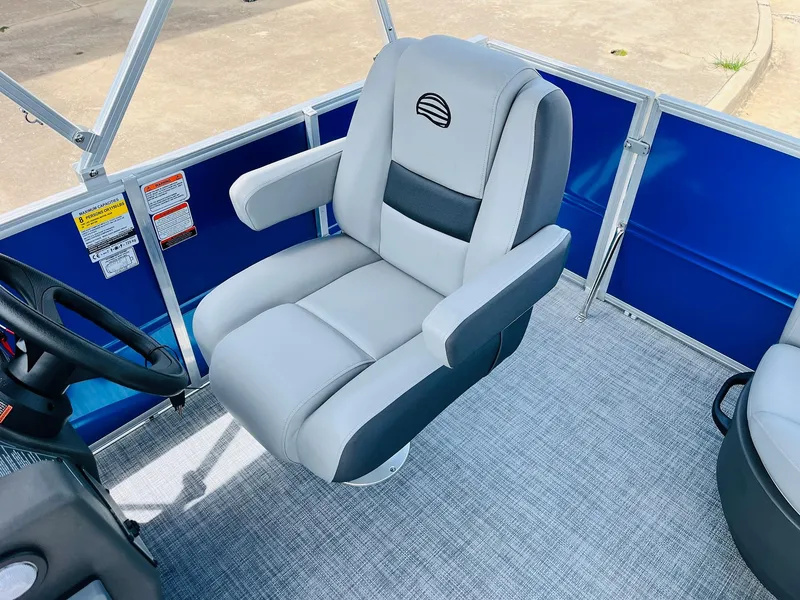 Slide: The Image of Captain's chair on 2026 Sun Tracker Party Barge 16 DLX pontoon boat. - 37