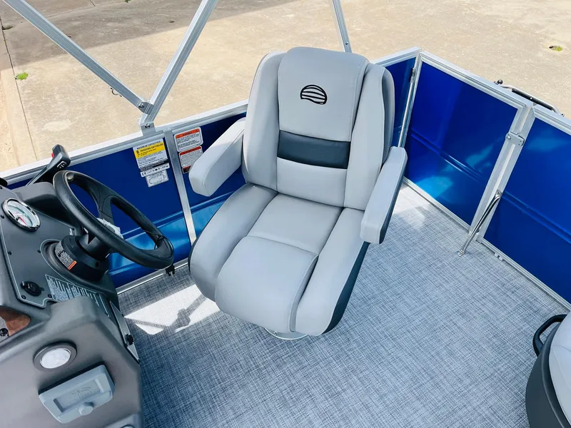 Slide: The Image of Captain's chair on 2026 Sun Tracker Party Barge 16 DLX pontoon boat. - 38