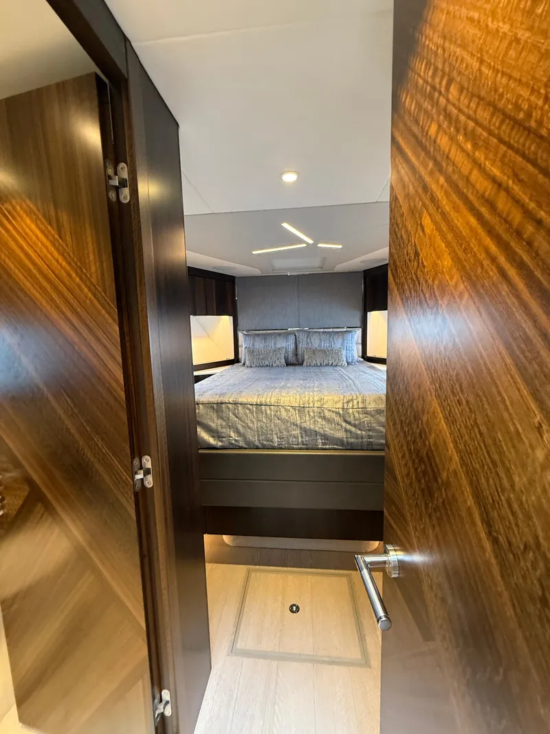 Slide: The Image of Sunseeker Manhattan 68 2022 - 57