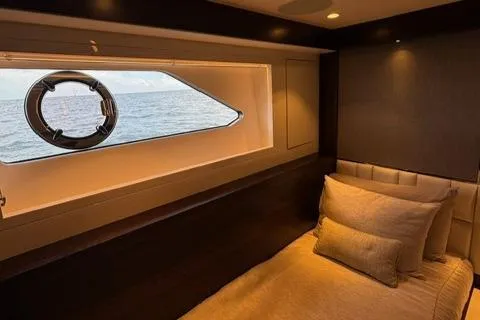 Slide: The Image of Sunseeker Manhattan 68 2022 - 69