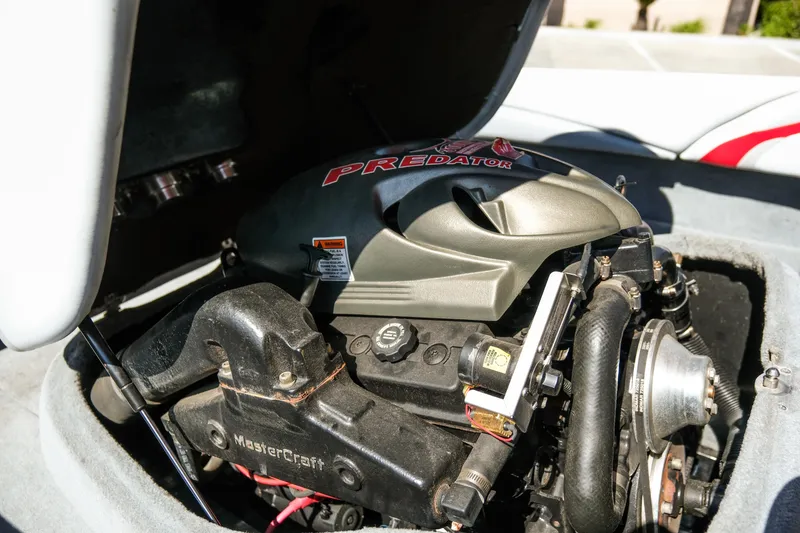 Slide: The Image of 2002 MasterCraft ProStar 197 engine, Predator model, detailed view in sunlight. - 6