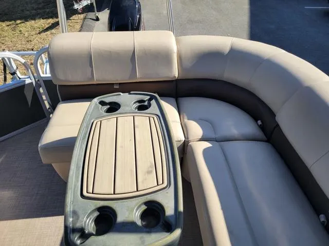 Slide: The Image of Sun Tracker Party Barge 20 DLX 2019 - 11