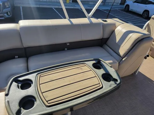 Slide: The Image of Sun Tracker Party Barge 20 DLX 2019 - 12