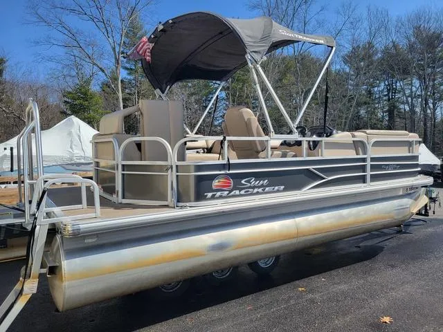 Slide: The Image of Sun Tracker Party Barge 20 DLX 2019 - 3