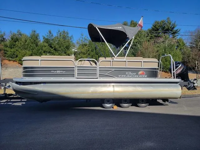 Slide: The Image of Sun Tracker Party Barge 20 DLX 2019 - 5