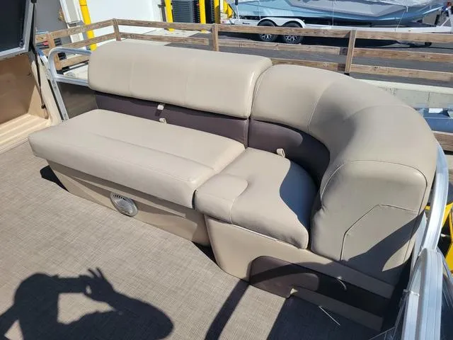 Slide: The Image of Sun Tracker Party Barge 20 DLX 2019 - 6