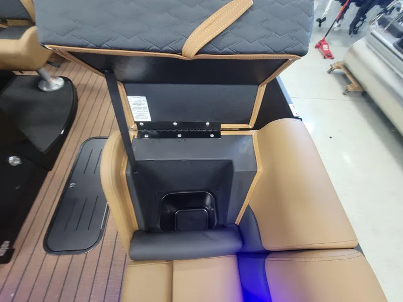 Slide: The Image of Bentley Pontoons Elite 223 Admiral 2026 - 12