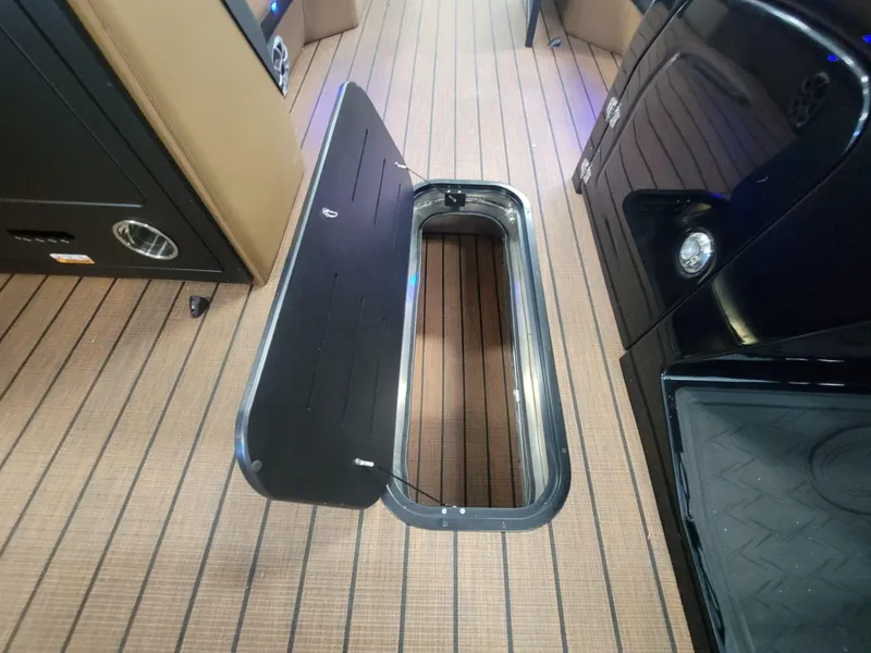 Slide: The Image of Bentley Pontoons Elite 223 Admiral 2026 - 17
