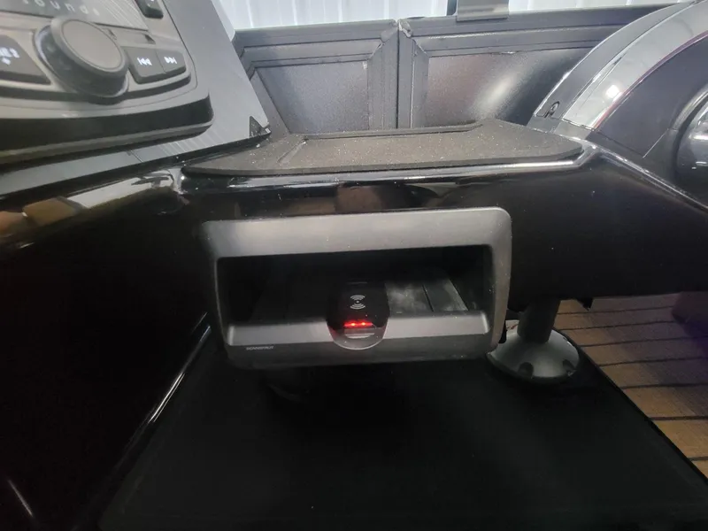 Slide: The Image of Bentley Pontoons Elite 223 Admiral 2026 - 22