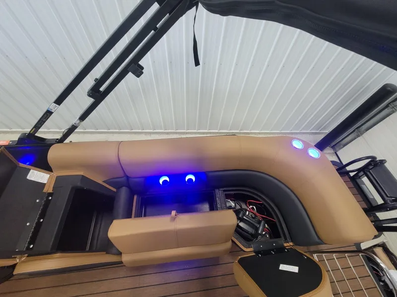 Slide: The Image of Bentley Pontoons Elite 223 Admiral 2026 - 23