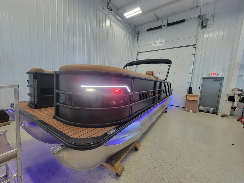 Slide: The Image of Bentley Pontoons Elite 223 Admiral 2026 - 25