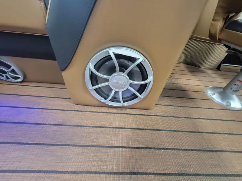 Slide: The Image of Bentley Pontoons Elite 223 Admiral 2026 - 28