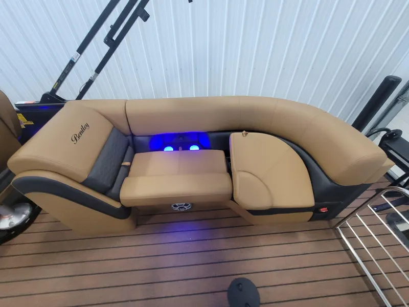 Slide: The Image of Bentley Pontoons Elite 223 Admiral 2026 - 30