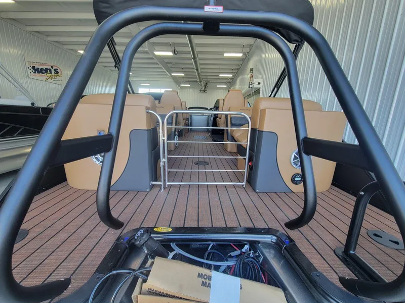 Slide: The Image of Bentley Pontoons Elite 223 Admiral 2026 - 7