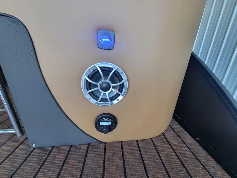 Slide: The Image of Bentley Pontoons Elite 223 Admiral 2026 - 8