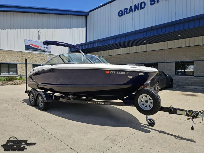 Slide: The Image of 2020 Chaparral 21 SSi boat on trailer outside dealership building. - 13