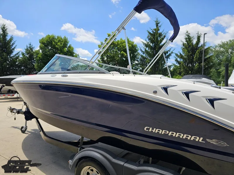 Slide: The Image of 2020 Chaparral 21 SSi boat on trailer under blue sky. - 29