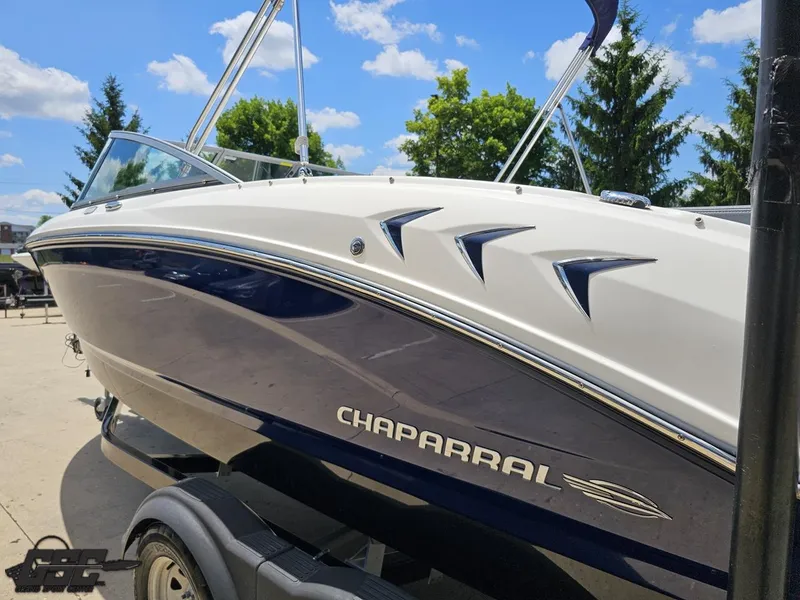 Slide: The Image of 2020 Chaparral 21 SSi boat on trailer under blue sky. - 32