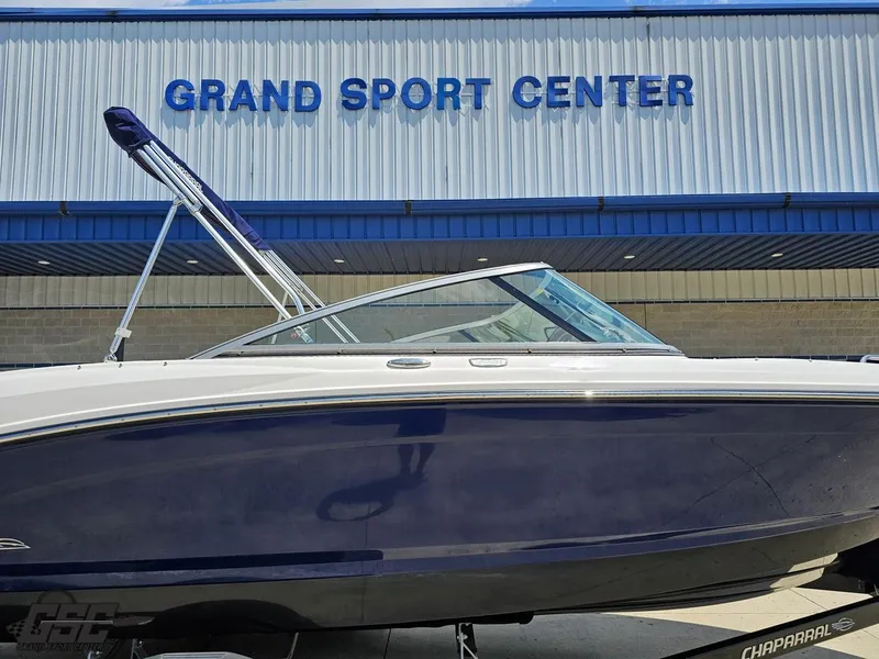 Slide: The Image of 2020 Chaparral 21 SSi boat at Grand Sport Center, side view. - 4