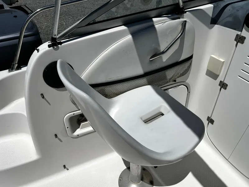 Slide: The Image of Boat interior with a white seat on a 1999 Bayliner Trophy. - 23
