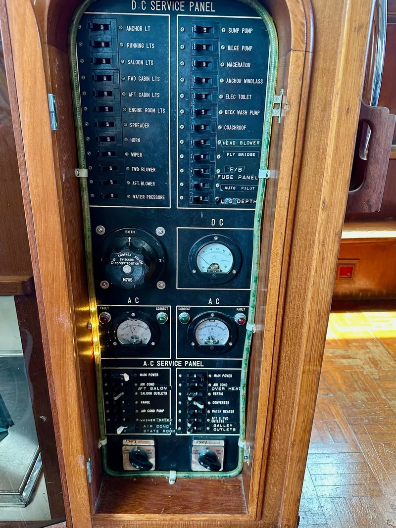 Slide: The Image of Jefferson 46 Sundeck 1987 - 35