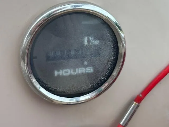 Slide: The Image of Hour meter on 2019 Sun Tracker SportFish 22 DLX boat dashboard. - 13