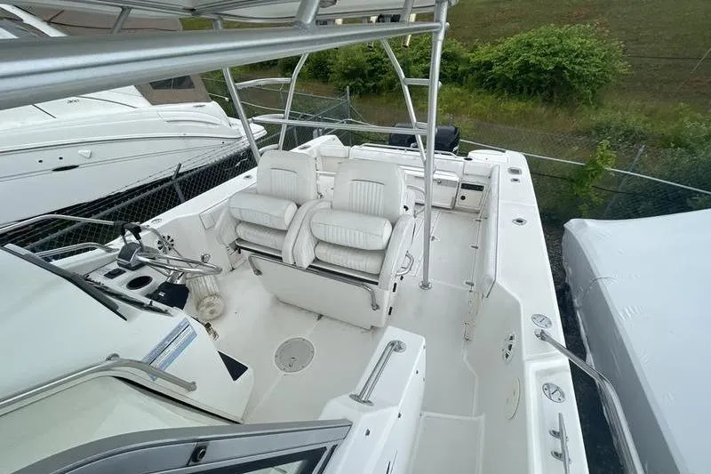 Slide: The Image of Boston Whaler 28 Outrage 2000 model, featuring spacious seating and sleek design. - 7