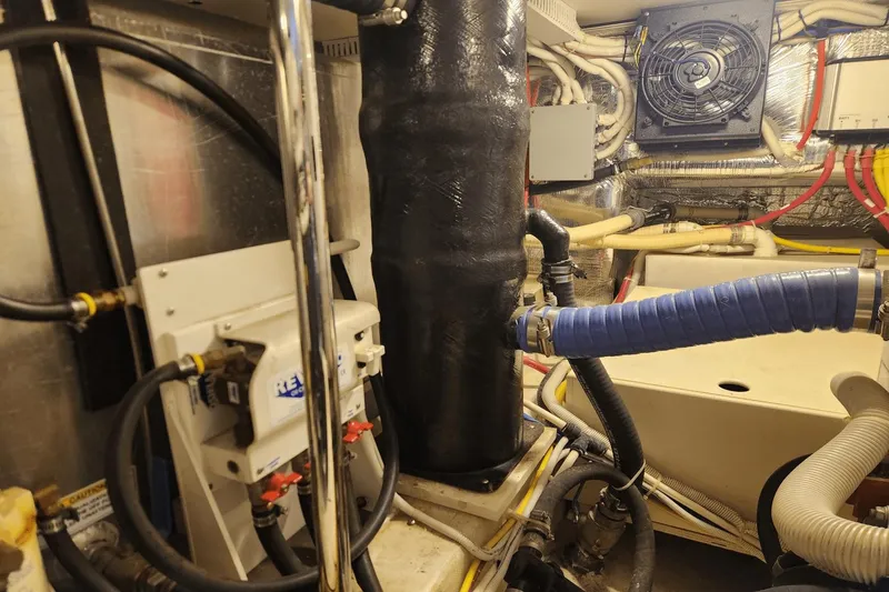 Slide: The Image of Carver 466 Motor Yacht 2007 - 53