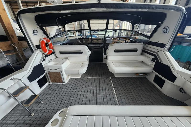 Slide: The Image of Sea Ray 400 Express Cruiser 1993 - 14