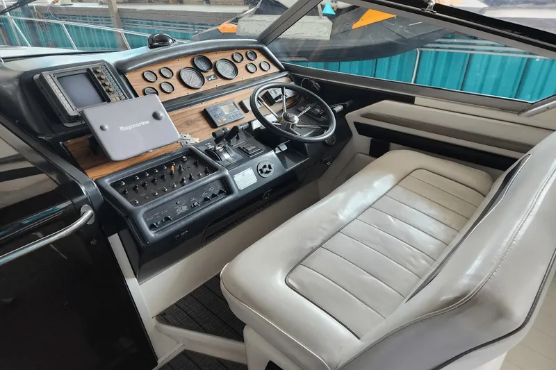 Slide: The Image of Sea Ray 400 Express Cruiser 1993 - 19