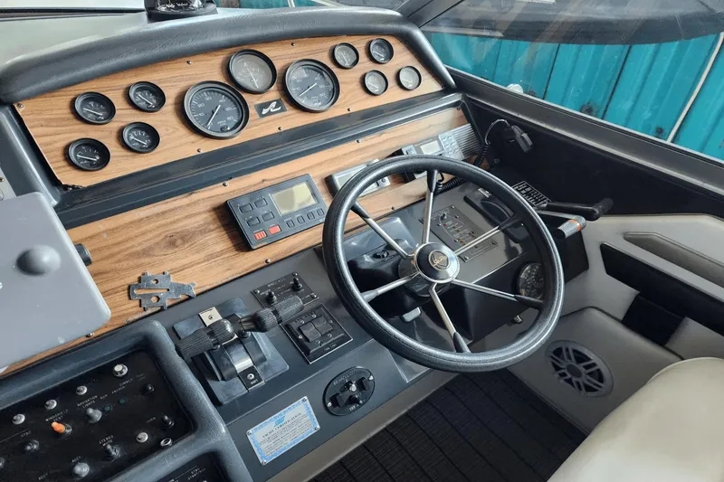 Slide: The Image of Sea Ray 400 Express Cruiser 1993 - 20