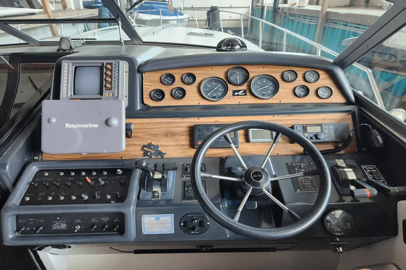 Slide: The Image of Sea Ray 400 Express Cruiser 1993 - 21