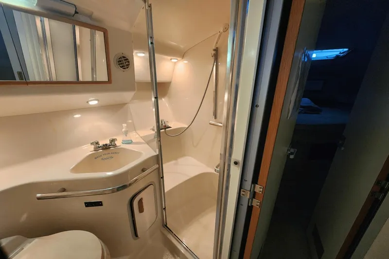 Slide: The Image of Sea Ray 400 Express Cruiser 1993 - 29