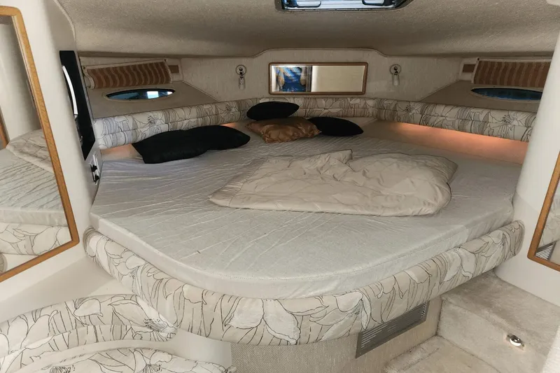 Slide: The Image of Sea Ray 400 Express Cruiser 1993 - 31