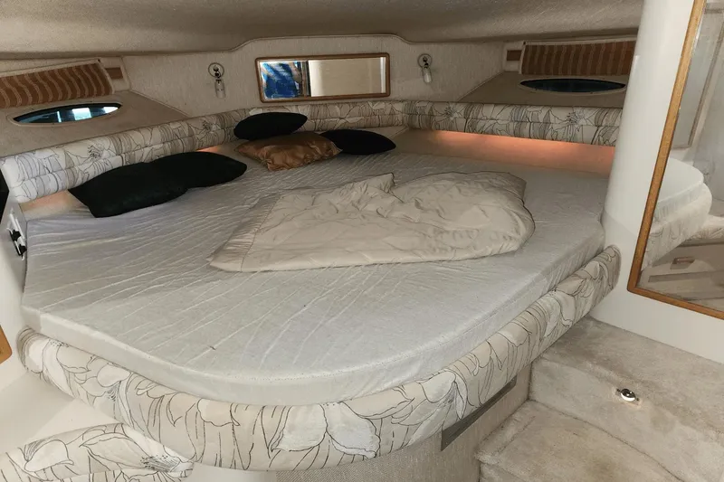 Slide: The Image of Sea Ray 400 Express Cruiser 1993 - 32